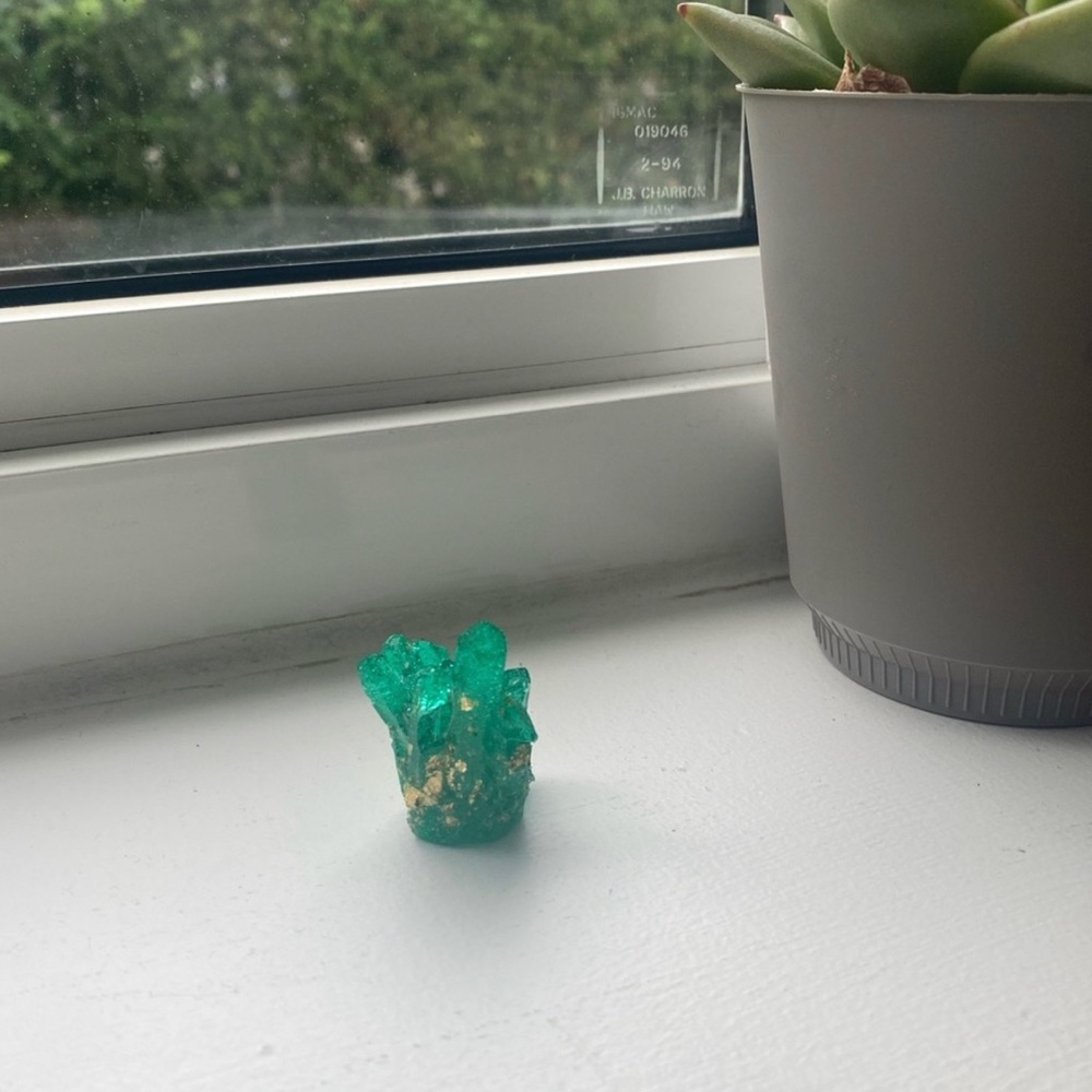 House decoration ~ Green crystal cluster with gold flakes inside 💚 - Picture 4 of 16